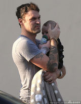 组图：梅根-福克斯与老公带孩子外出 俩儿子嘟嘟脸呆萌