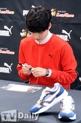 组图：韩星安宰贤出席签名会 演绎休闲时尚