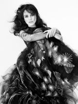 组图：凯拉-奈特莉湿发半裸登封面 冷艳性感