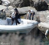 组图：安吉丽娜-朱莉婚后一身黑衣首现身 无名指秀钻戒