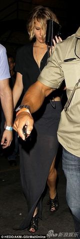 组图：劳伦斯高开叉裙秀美腿 手包遮脸面容不悦