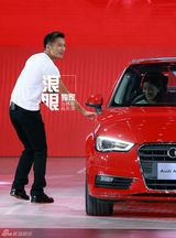 组图：谢霆锋亮相活动笑容满面 佛珠疑王菲所赠