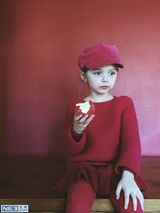 组图：大眼萝莉姐妹走红 写真妈妈掌镜精致如画