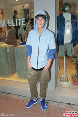 组图：陈冠希女友喊停人肉搜索 徐濠萦助阵开店