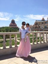 组图：李小璐抱女儿探班贾乃亮 三口耍酷戴墨镜