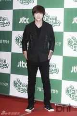 组图：韩星Brian出席发布会 搞怪秀性感