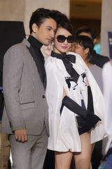 组图：柳岩拍摄《男神》MV 着复古装搭混血帅哥