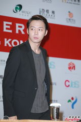 组图：JYJ惊讶粉丝到禁区接机 新专辑讲初恋