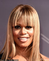 组图：变性人Laverne Cox穿包臀裙大秀丰胸美腿