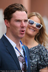 组图：F1太子女抱爱女挺车赛 卷福帅气现身观战