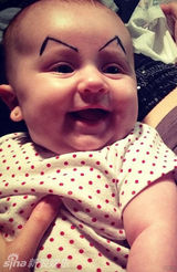 组图：充话费送的！萌宝被父母画粗眉秒变囧娃