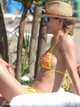 组图：超模歇尔-亨泽尔海边度假秀身材