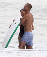 组图：帕丽斯-希尔顿与神秘男海上冲浪亲密激吻