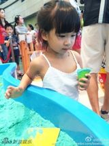 组图：陈浩民一家四口出游 女儿美艳儿子呆萌