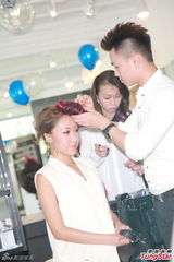 组图：高钧贤调侃无线条件差 早知裁减幕后人员