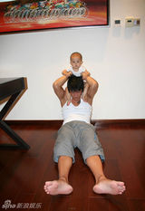 组图：《爸爸2》海报首曝光 陆毅发萌照过六一