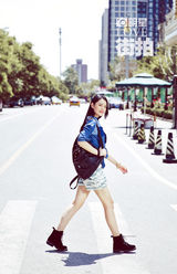 明星爱街拍：汪东城力挺晒搭配 豹纹潮装撞色