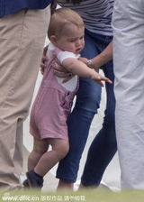 组图：威廉王子参加马球比赛 凯特带小王子助威