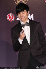 组图：林俊杰戴蝴蝶领结走红毯 粉丝尖叫