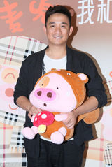 组图：黄磊携女儿多多为麦兜配音 嘟嘴卖萌