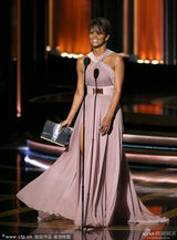 组图：女演员哈莉-贝瑞短发造型登台