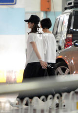 组图：刘诗诗低调回京似学生 与助理勾肩搭背