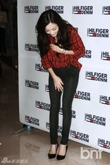 组图：KARA具荷拉秀纤细小腿 甜笑捂嘴