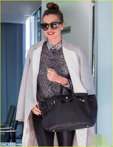 组图：米兰达丸子头心情靓 干练装扮秀长腿