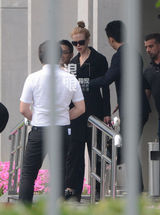 独家：女神来了！妮可空降上海 墨镜掩面显霸气