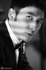 组图：刘恩佑黑白写真 硬朗帅气展熟男魅力