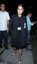 组图：伊恩携女友夜游露痞笑 新欢妮基故意侧脸