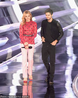 组图：小贝爱子绯闻女友登台 衣着老气如大妈