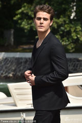 组图：吸血鬼Stefan乘快艇逛威尼斯 揽萝莉超模