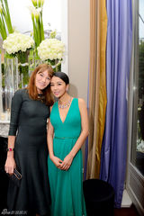 组图：姚星彤布鲁尼同台看秀 热聊甚欢