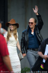 组图：德普超高发际线亮相 与未婚妻片场咬耳朵