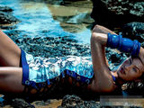 组图：超模坎蒂丝海滩迷情写真 表情陶醉秀胴体
