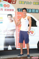 组图：何润东一身好肌肉却单身 老爸下达结婚令