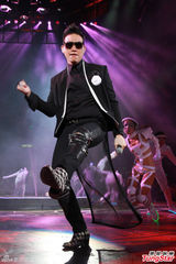 组图：脱掉脱掉！杜德伟台上激情脱衣仅留内裤