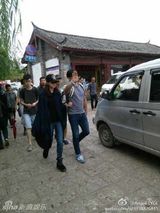 组图：隆诗牵手游丽江 吴奇隆贴心为女友夹菜