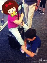 组图：中国好哥哥！石头为妹妹推车喂饭超贴心