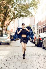 组图：韩丹彤拍街拍大片 为爱狂奔展纽约风情