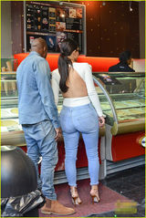 组图：卡戴珊外出露美背 与准老公甜蜜吃冰淇淋