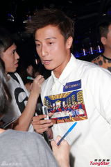 组图：嫩模Jessica否认恋安志杰 与男友哂甜蜜