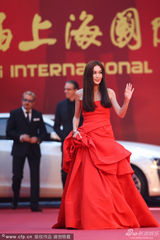 组图：温碧霞红装美艳 抹胸礼裙秀性感