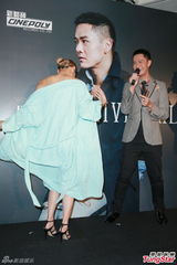 组图：吴雨霏当众脱浴袍露香肩 贺蓝奕邦加盟