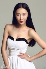 组图：杜十五低胸短裙写真 长发飘逸妩媚诱惑