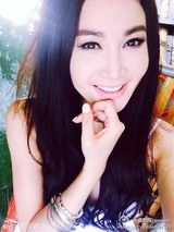 组图：48岁温碧霞与老公游桂林 低胸戴花仍美艳