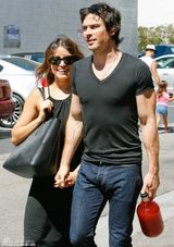 组图：伊恩不由自主吻女友香发 妮基变娇羞软妹