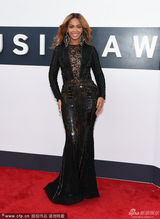 组图：碧昂斯黑色镂空透视裙压轴亮相MTV红毯