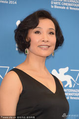 组图：威尼斯评委陈冲亮相 深V连衣裙性感复古